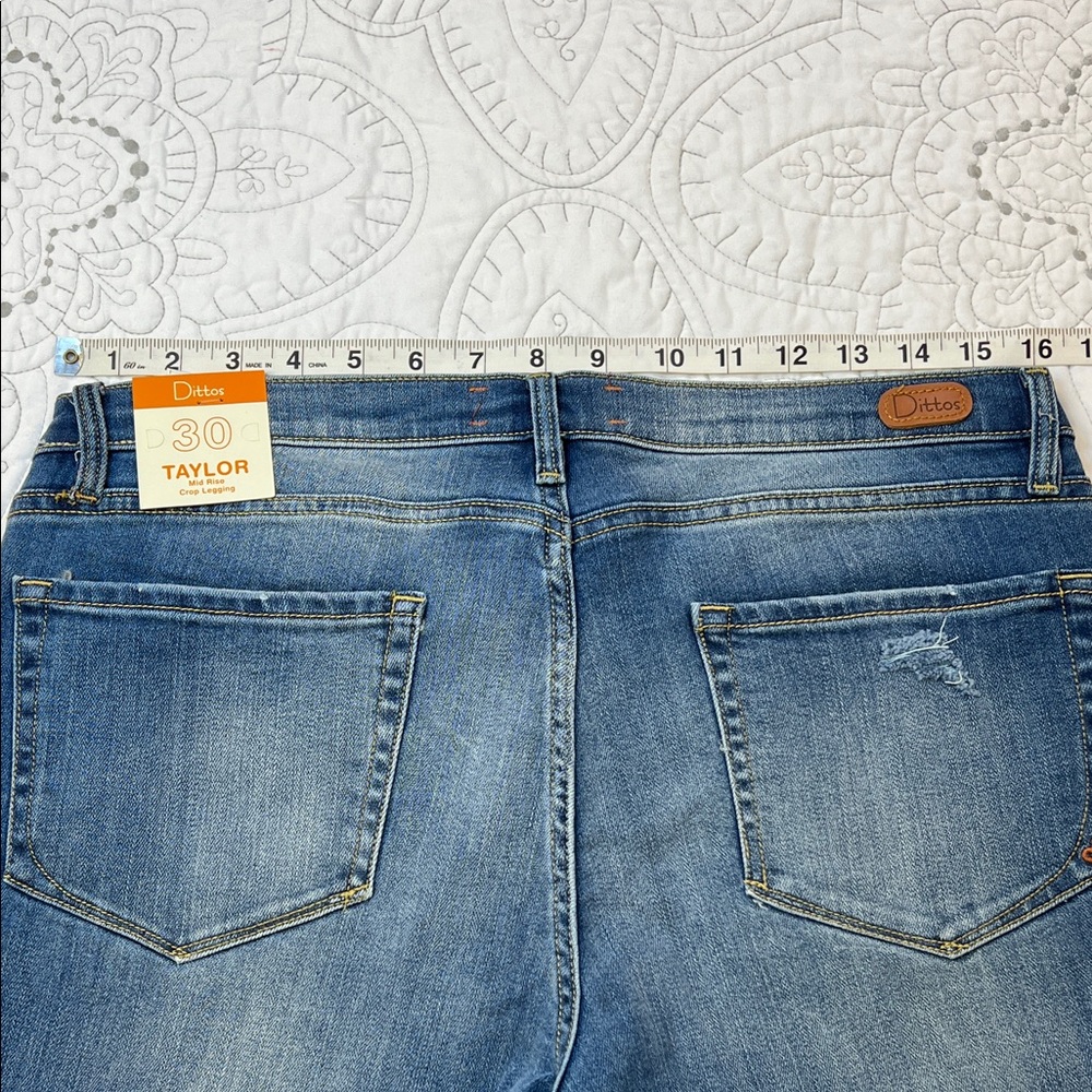 Dittos Women's Taylor Mid Rise Crop Legging Jean Size 30 NWT - Picture 2 of 9